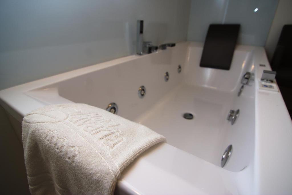 Hotel Bavaria Levico Terme Oda fotoğraf